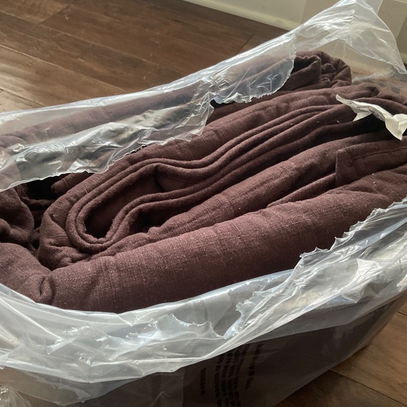 Casaluna, Heavyweight Linen Quilt, Queen size NEW with tags, dark fig - Picture 7 of 10